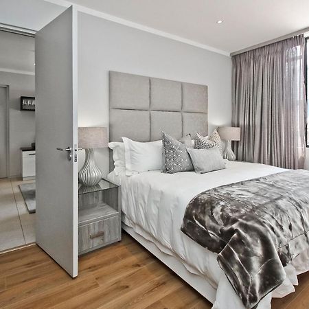 יוהנסבורג Sandton Apartment 15 West Road South מראה חיצוני תמונה